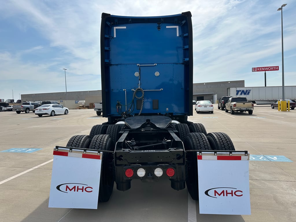 2023 Kenworth T680 in Fort Worth, TX — photo 4