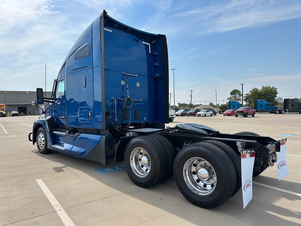 2023 Kenworth T680 in Fort Worth, TX — photo 5