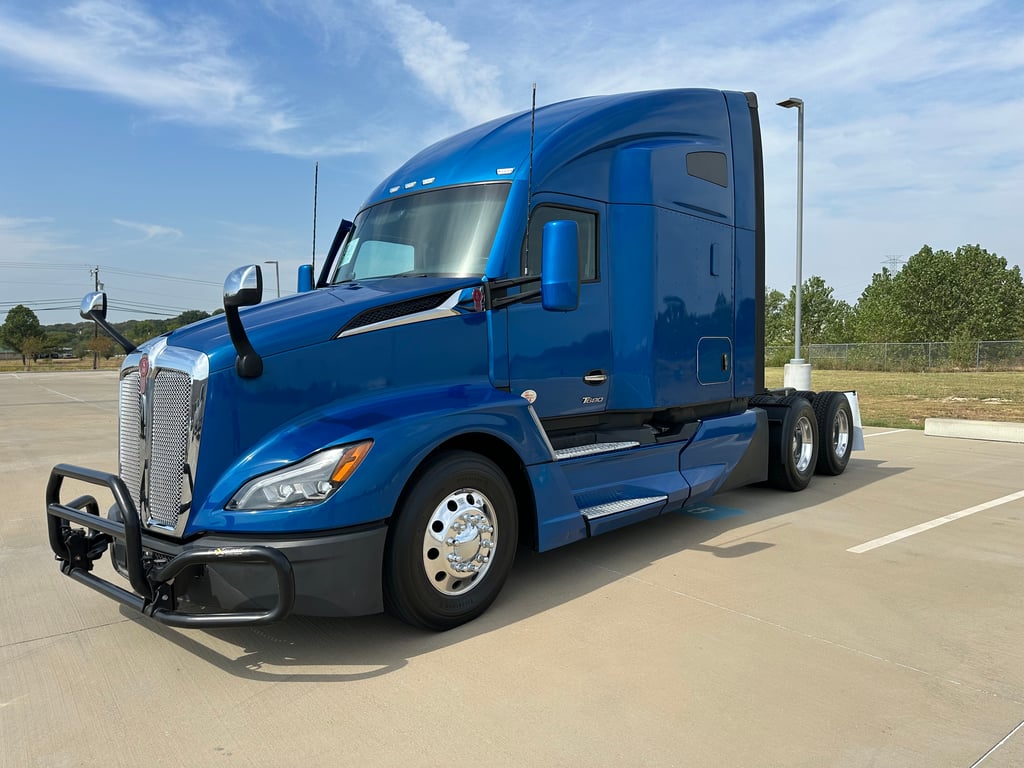 2023 Kenworth T680 in Fort Worth, TX — photo 7