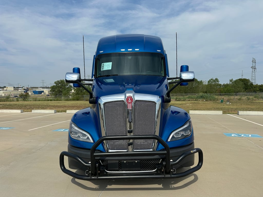 2023 Kenworth T680 in Fort Worth, TX — photo 8