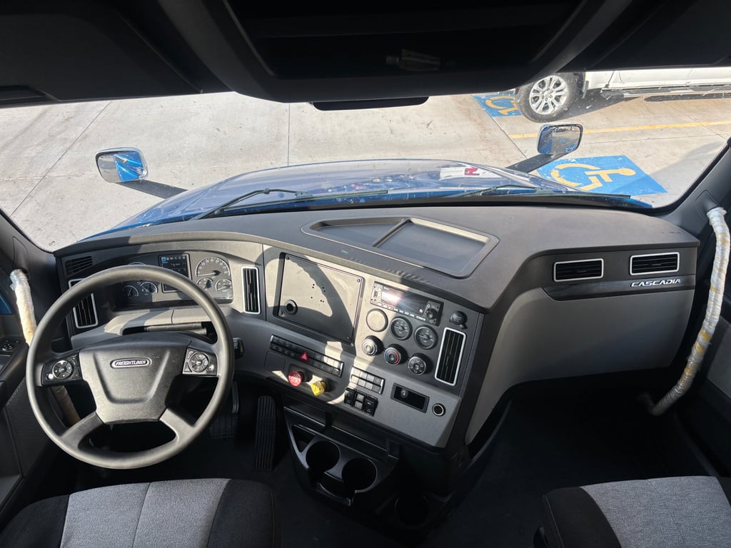 2023 Freightliner Cascadia in Omaha, NE — photo 3