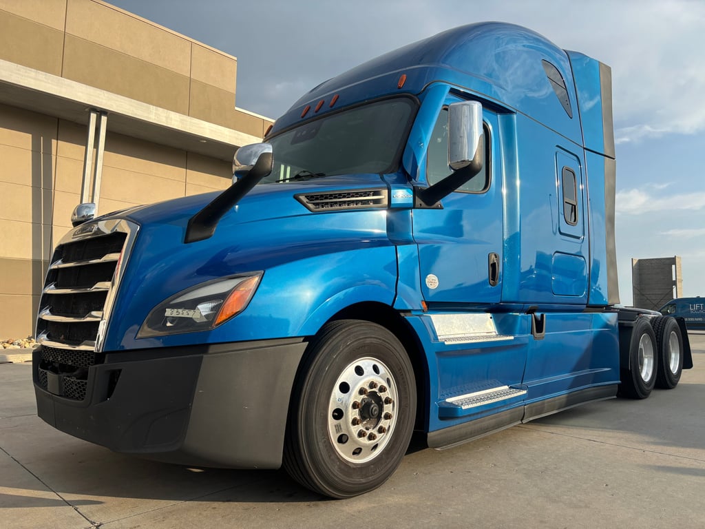 2023 Freightliner Cascadia in Omaha, NE — photo 2
