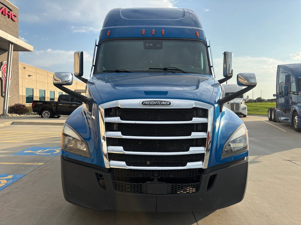 2023 Freightliner Cascadia in Omaha, NE — photo 7