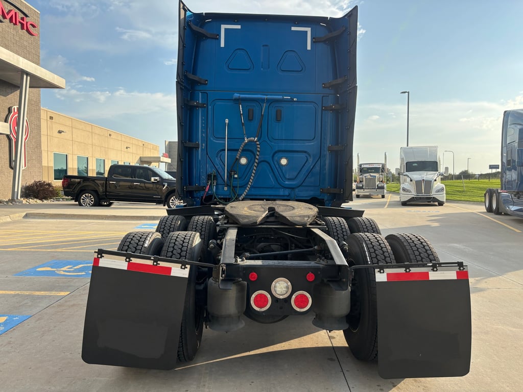 2023 Freightliner Cascadia in Omaha, NE — photo 5