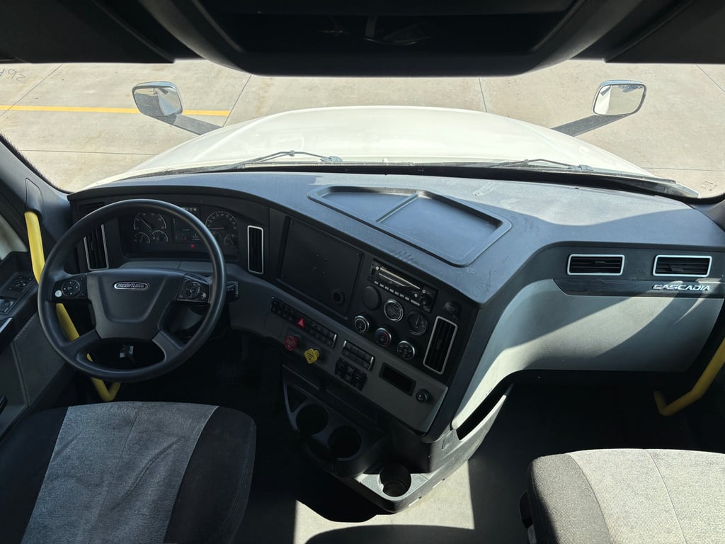 2023 Freightliner Cascadia in Omaha, NE — photo 3