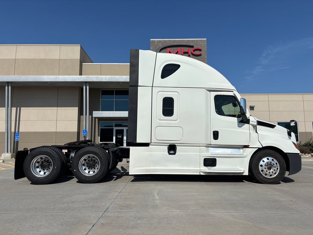 2023 Freightliner Cascadia in Omaha, NE — photo 7