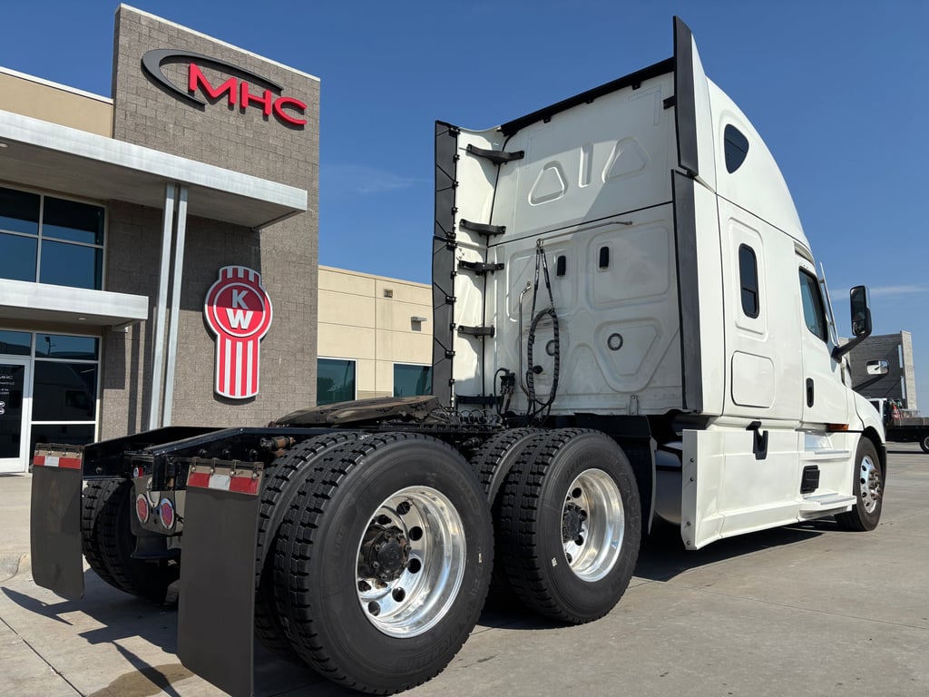 2023 Freightliner Cascadia in Omaha, NE — photo 8