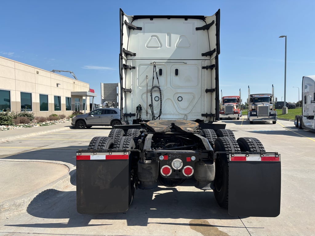 2023 Freightliner Cascadia in Omaha, NE — photo 5