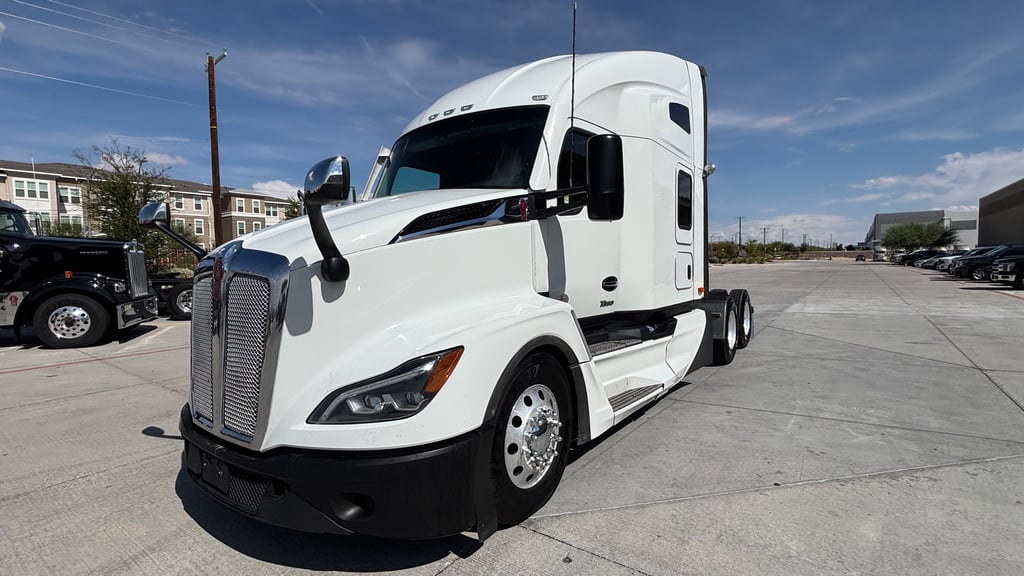 2024 Kenworth T680 in El Paso, TX — photo 2