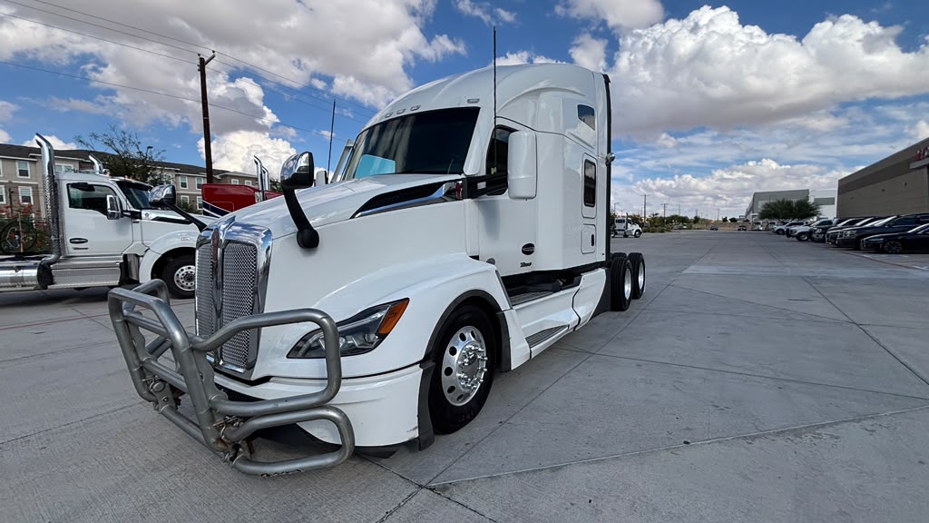 2024 Kenworth T680 in El Paso, TX — photo 2