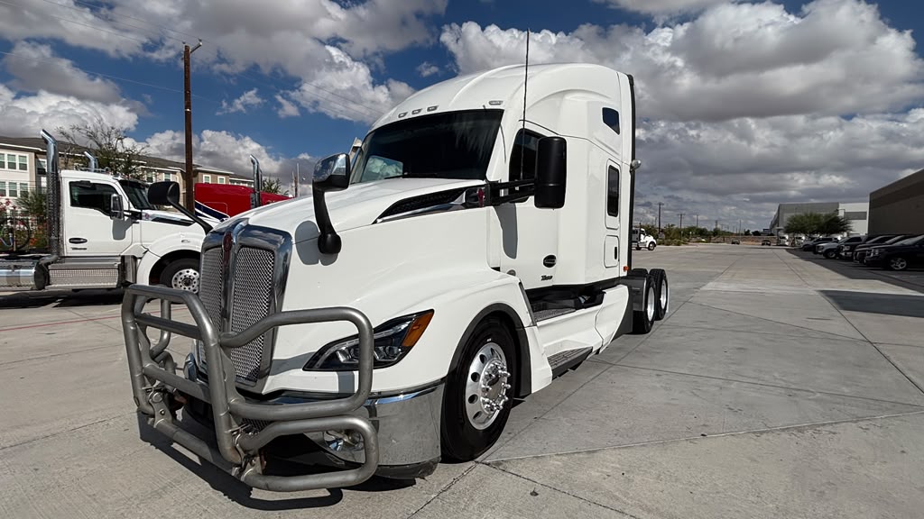 2024 Kenworth T680 in El Paso, TX — photo 2