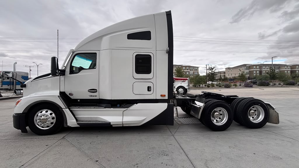 2024 Kenworth T680 in El Paso, TX — photo 2