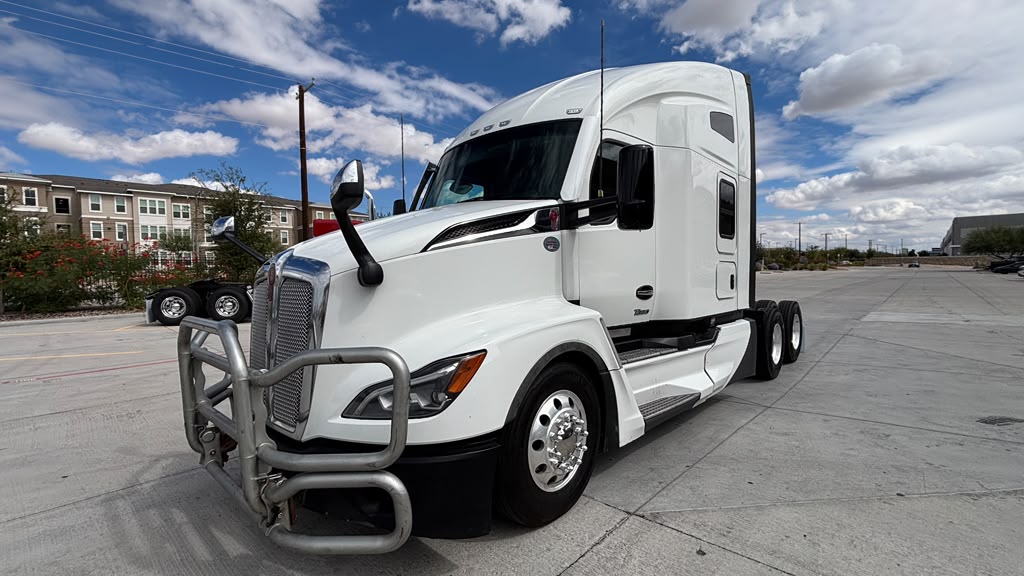 2023 Kenworth T680 in El Paso, TX — photo 8