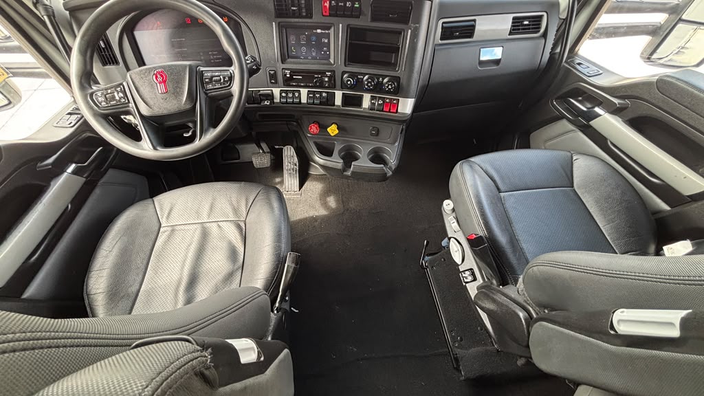 2023 Kenworth T680 in El Paso, TX — photo 3