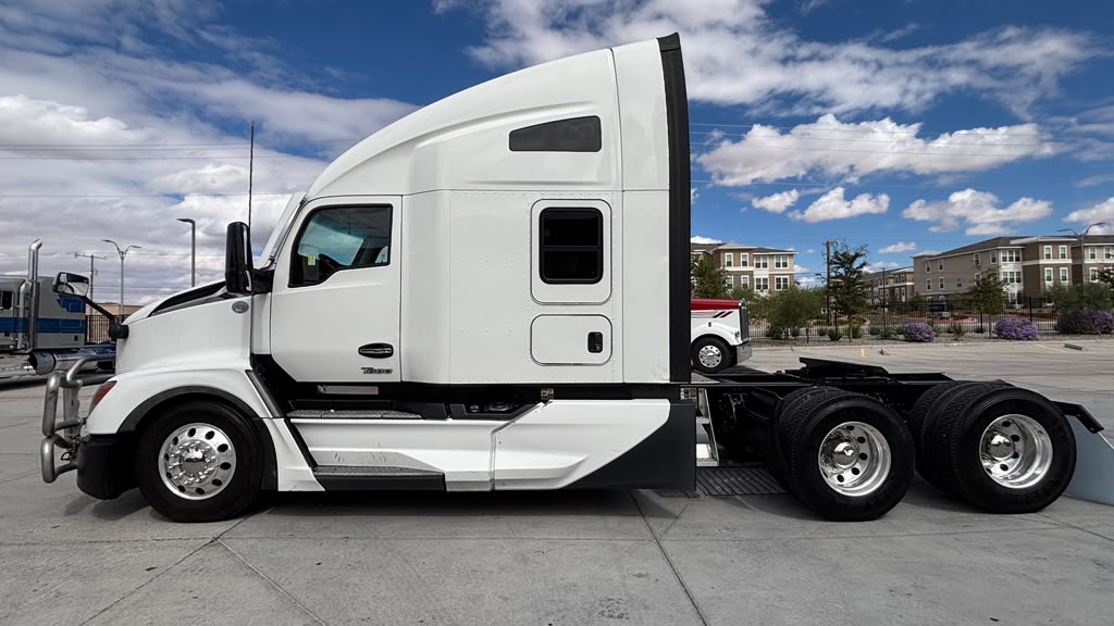 2023 Kenworth T680 in El Paso, TX — photo 2