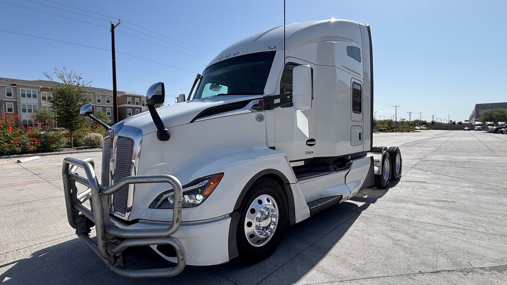 2023 Kenworth T680 in El Paso, TX — photo 2