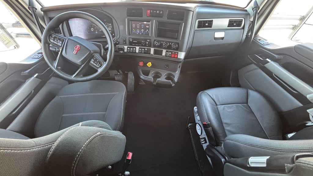2023 Kenworth T680 in El Paso, TX — photo 3