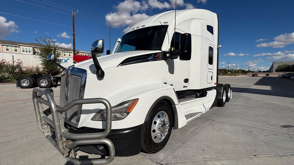 2023 Kenworth T680 in El Paso, TX — photo 2