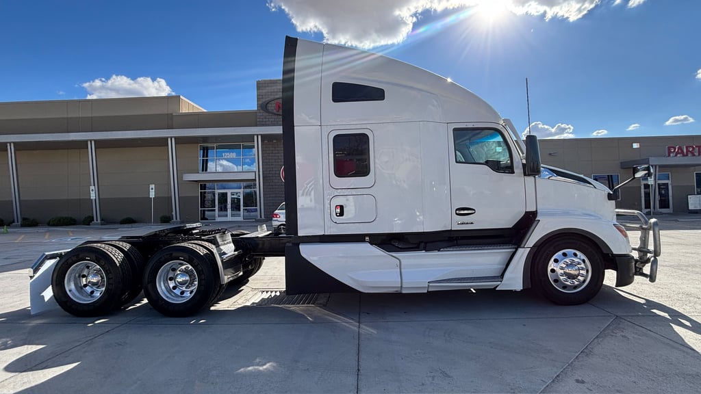 2023 Kenworth T680 in El Paso, TX — photo 4