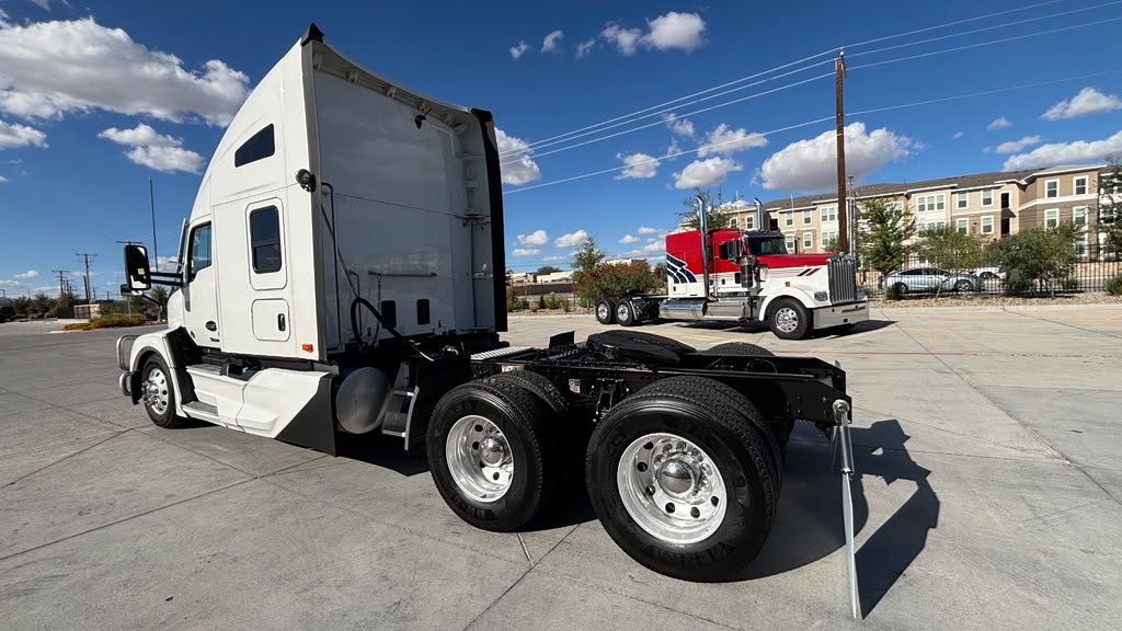 2023 Kenworth T680 in El Paso, TX — photo 5