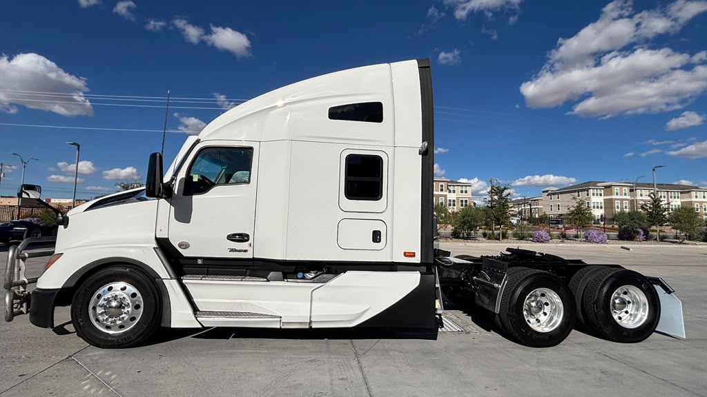 2023 Kenworth T680 in El Paso, TX — photo 3