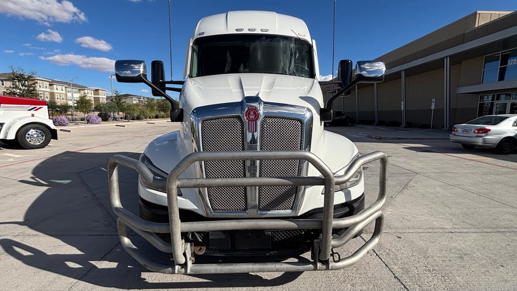 2023 Kenworth T680 in El Paso, TX — photo 8
