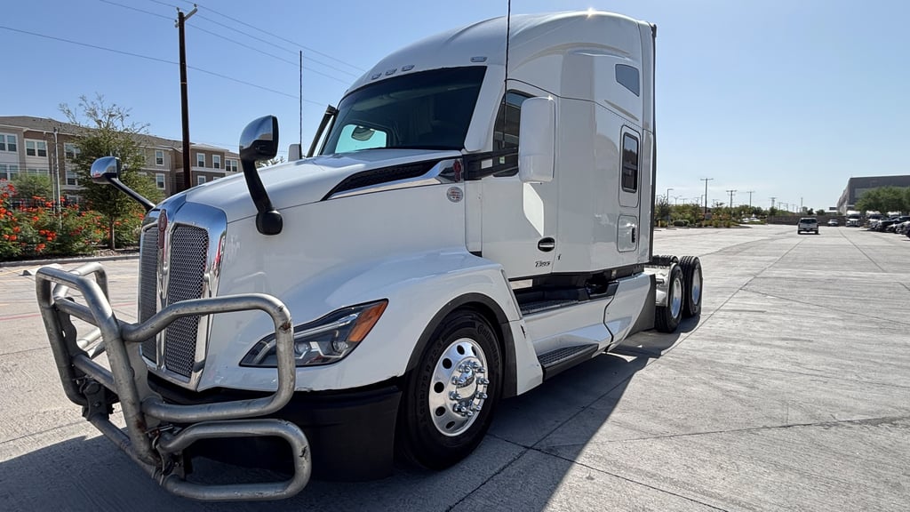 2023 Kenworth T680 in El Paso, TX — photo 2