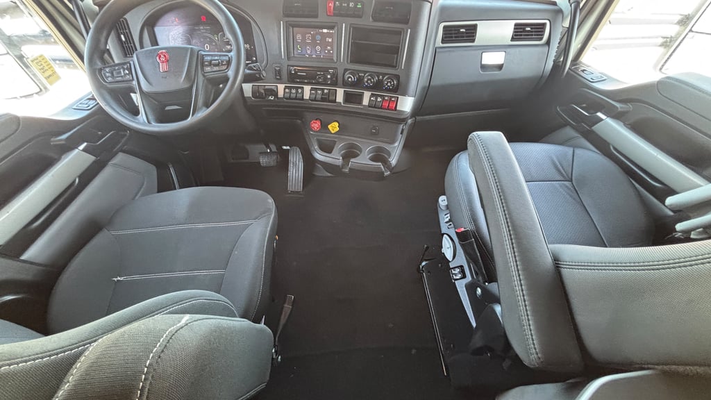 2023 Kenworth T680 in El Paso, TX — photo 3