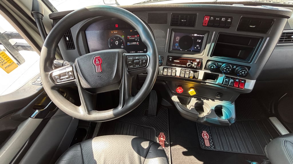 2023 Kenworth T680 in El Paso, TX — photo 3