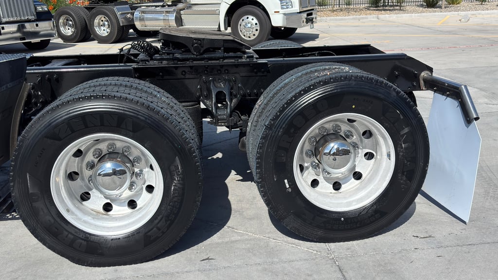 2023 Kenworth T680 in El Paso, TX — photo 4