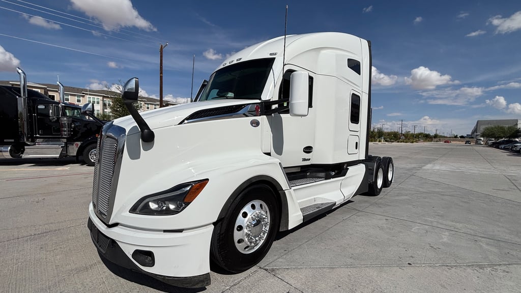 2023 Kenworth T680 in El Paso, TX — photo 2