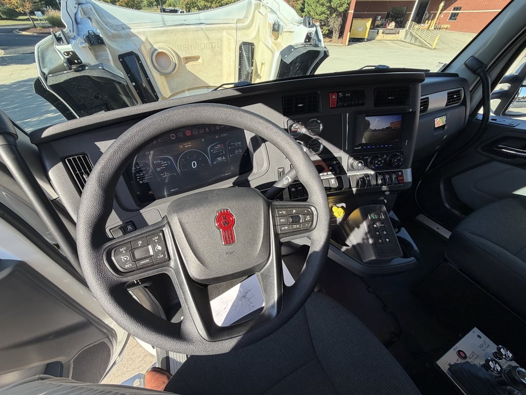 2027 Kenworth T880 in Greensboro, NC — photo 3