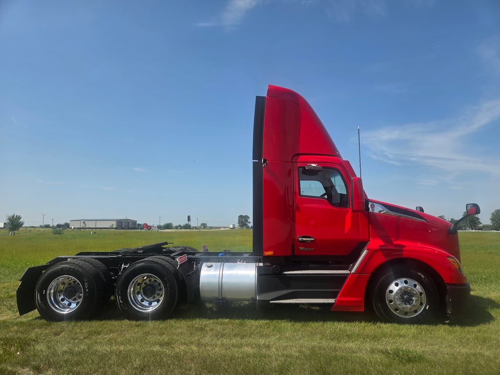 2023 Kenworth T680 in Cedar Rapids, IA — photo 8