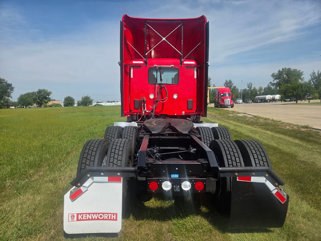 2023 Kenworth T680 in Cedar Rapids, IA — photo 5