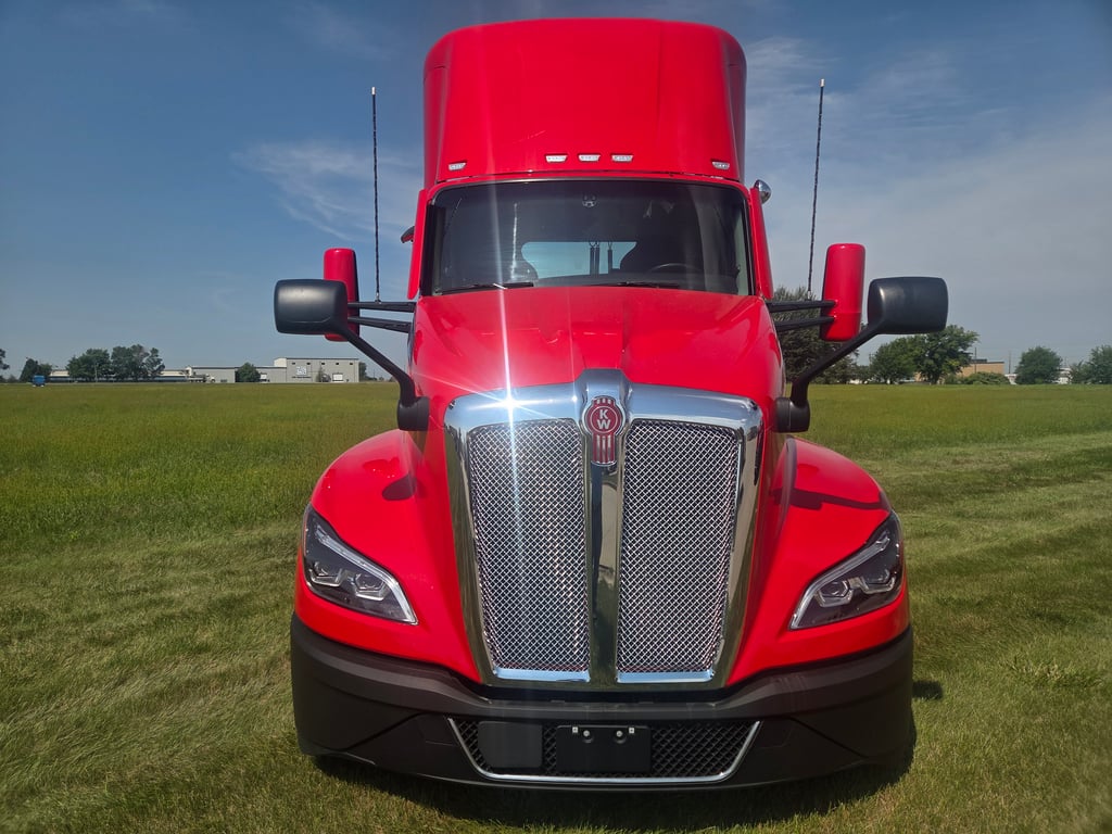 2023 Kenworth T680 in Cedar Rapids, IA — photo 7