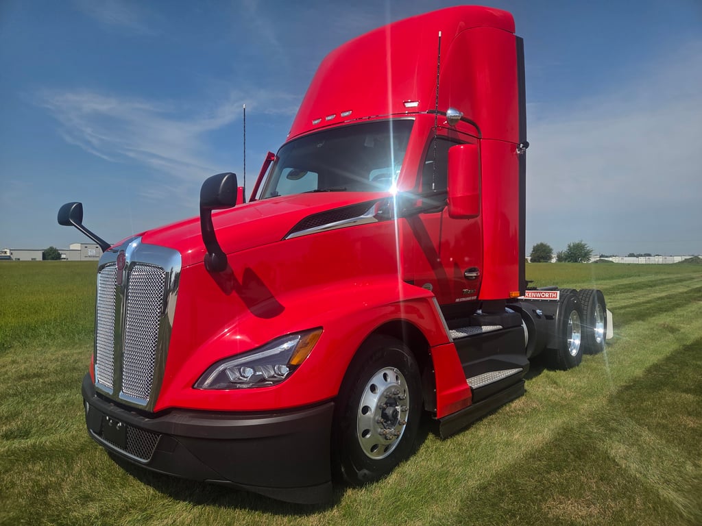 2023 Kenworth T680 in Cedar Rapids, IA — photo 2