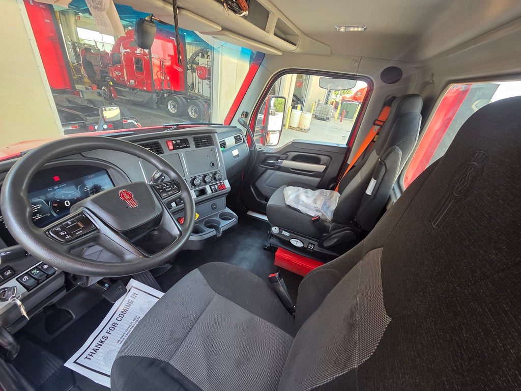 2023 Kenworth T680 in Cedar Rapids, IA — photo 3
