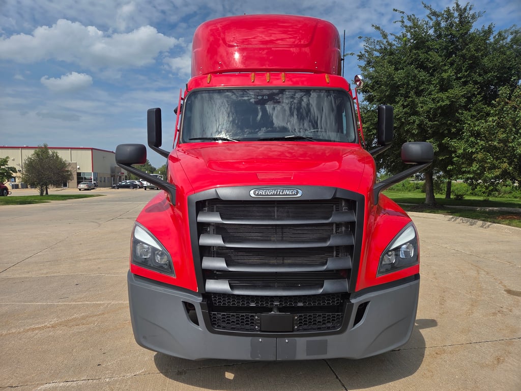 2024 Freightliner Cascadia in Cedar Rapids, IA — photo 6