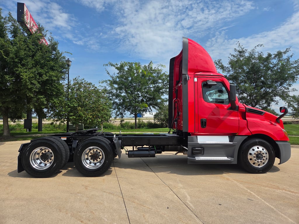 2024 Freightliner Cascadia in Cedar Rapids, IA — photo 7