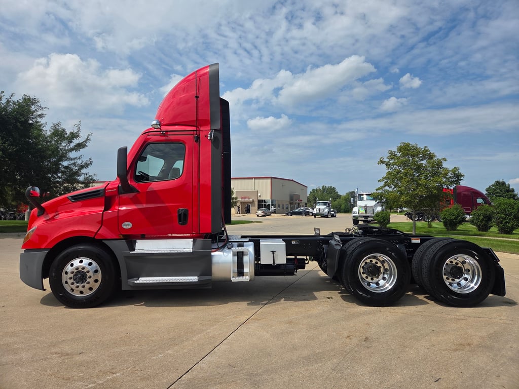 2024 Freightliner Cascadia in Cedar Rapids, IA — photo 8