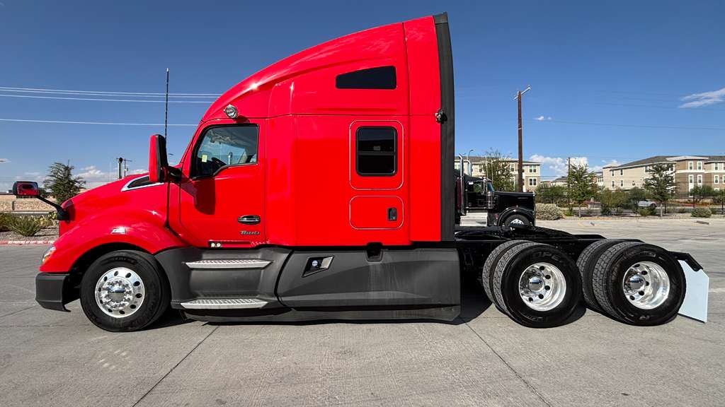 2022 Kenworth T680 in Cedar Rapids, IA — photo 2