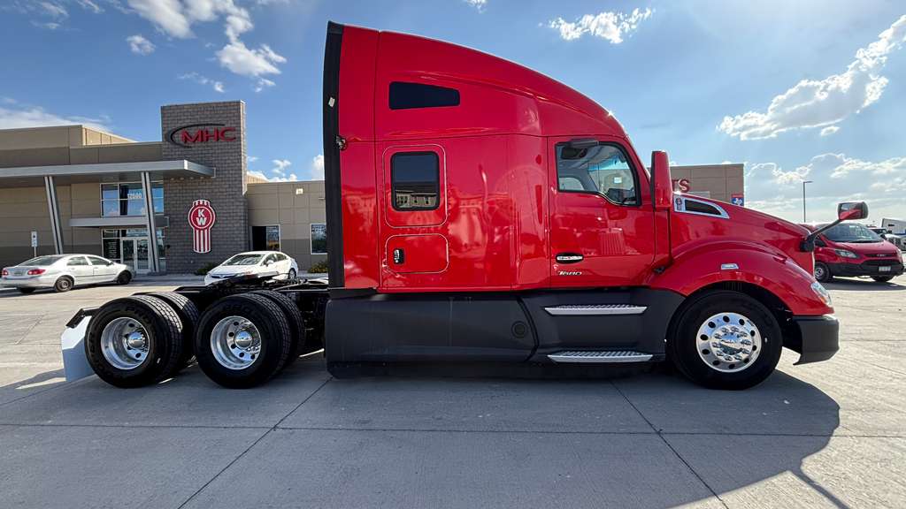 2022 Kenworth T680 in Cedar Rapids, IA — photo 7