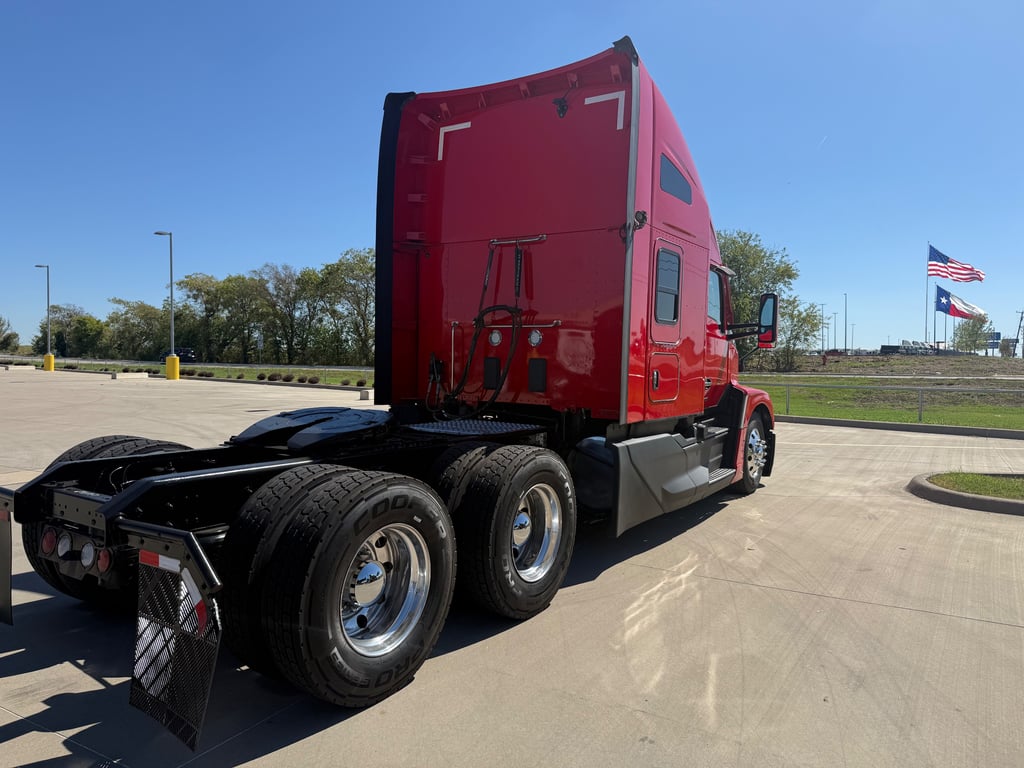 2023 Kenworth T680 in Fort Worth, TX — photo 3