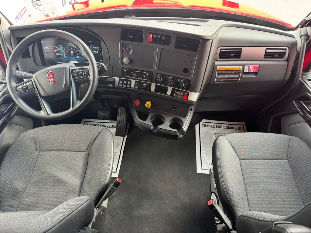 2023 Kenworth T680 in Cedar Rapids, IA — photo 3