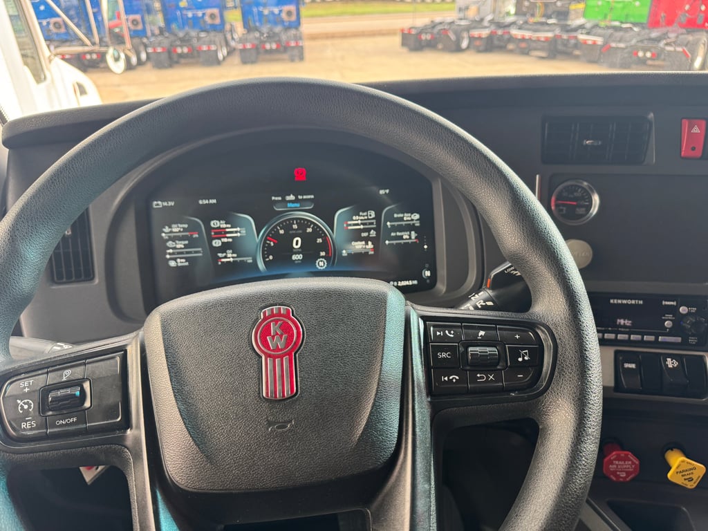 2023 Kenworth T680 in Cedar Rapids, IA — photo 8