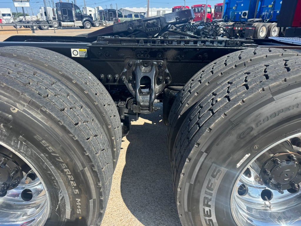 2023 Kenworth T680 in Cedar Rapids, IA — photo 4