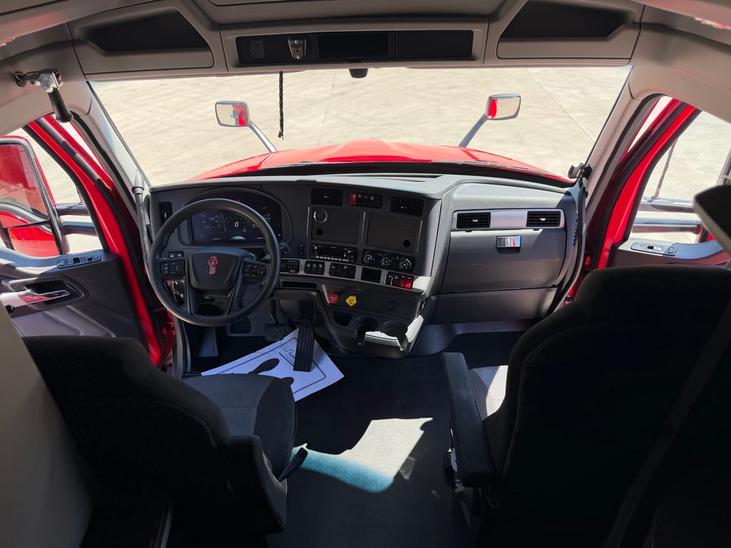 2023 Kenworth T680 in Fort Worth, TX — photo 3