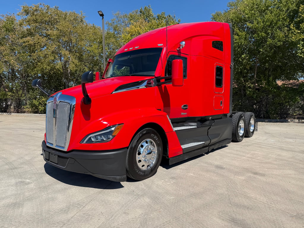 2023 Kenworth T680 in Fort Worth, TX — photo 2