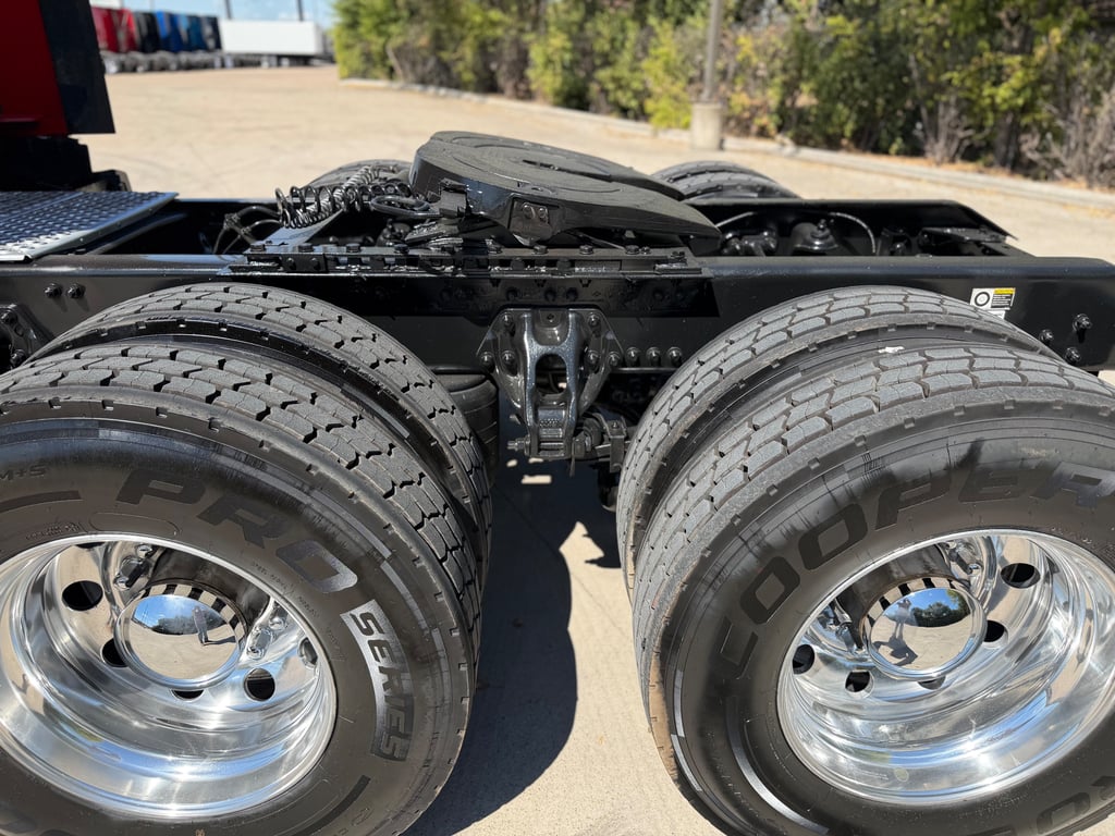 2023 Kenworth T680 in Fort Worth, TX — photo 4