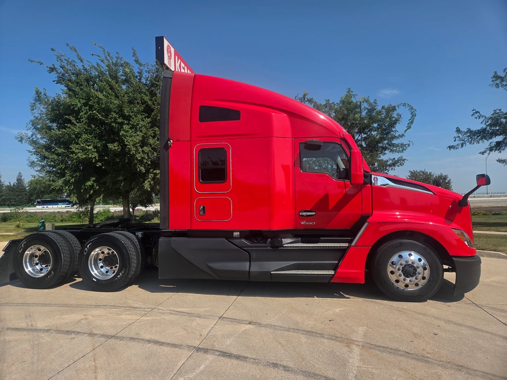 2023 Kenworth T680 in Cedar Rapids, IA — photo 7
